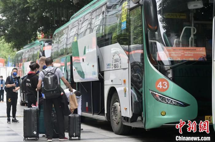 而身跨赤兔马、手持青龙偃月刀的关公威风凛凛从天而降，与恶龙进行激烈交战，上天入地杀得难分难解，经典的东方神话色彩跃然而出